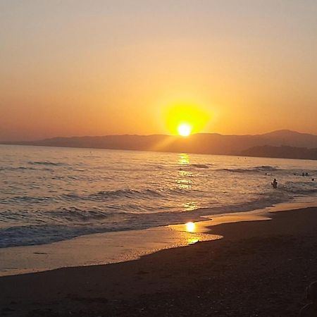 Apartamento En Primera Linea De Playa, Con Piscina Y Garaje En Torrox Costa Exterior foto