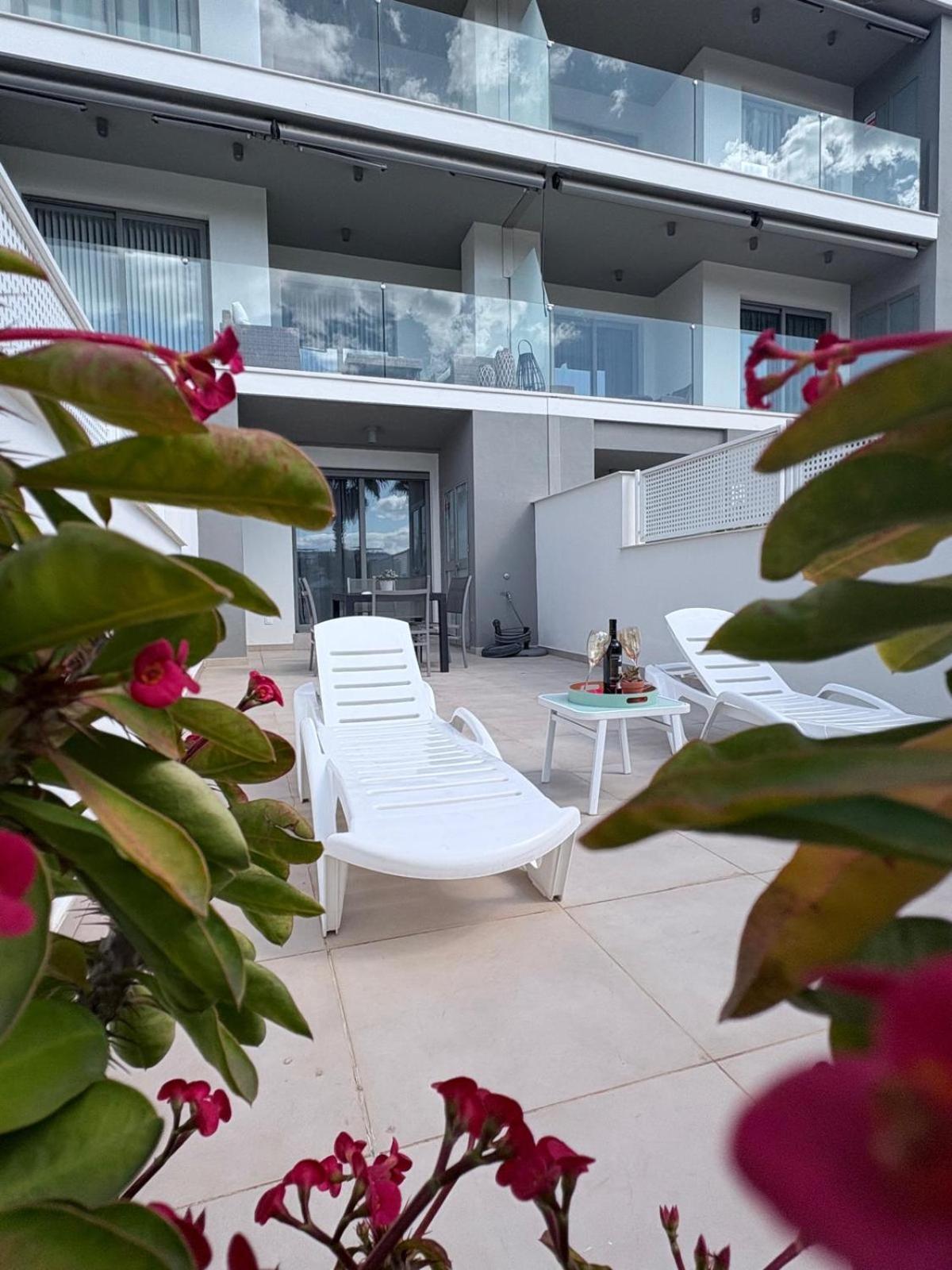 Apartamento En Primera Linea De Playa, Con Piscina Y Garaje En Torrox Costa Exterior foto