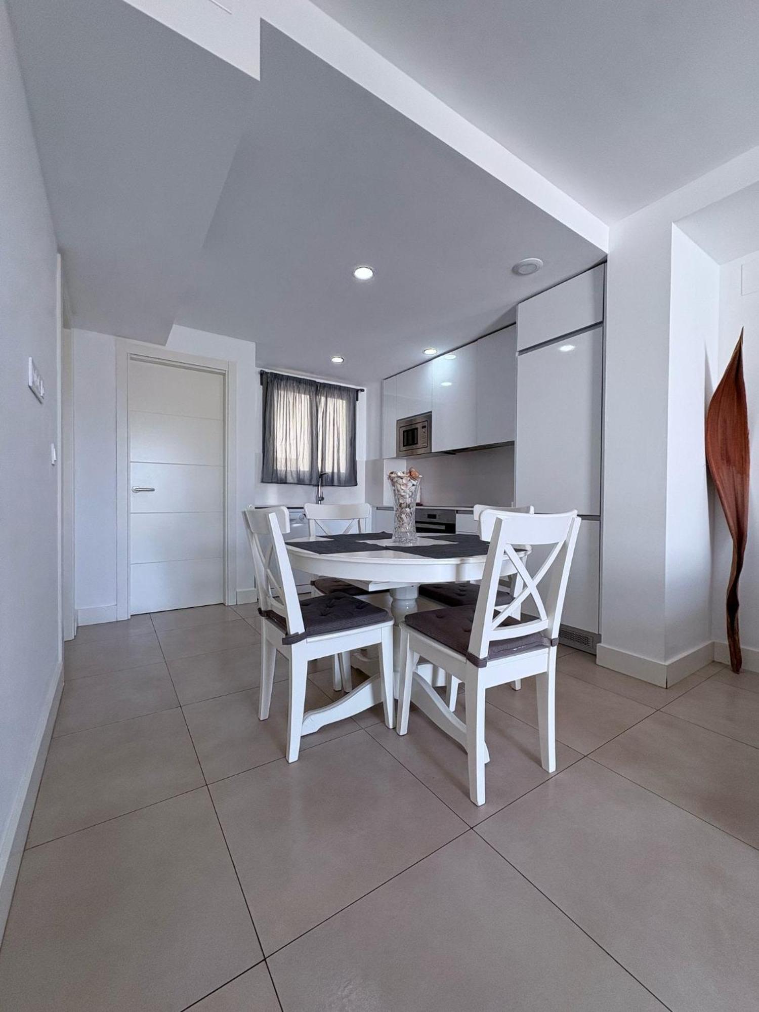 Apartamento En Primera Linea De Playa, Con Piscina Y Garaje En Torrox Costa Exterior foto